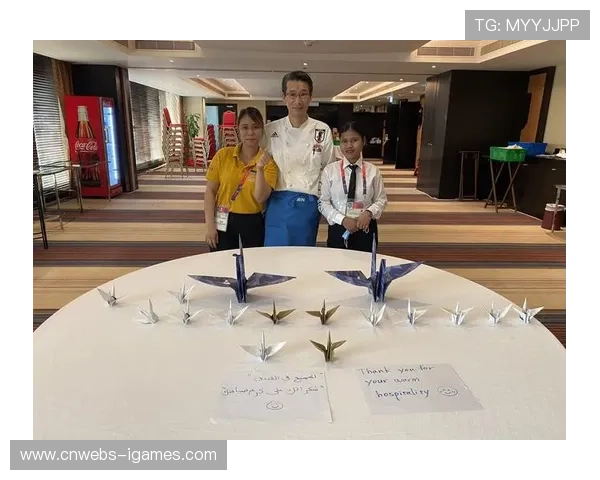 球迷赠送千纸鹤，迈阿密国际赛前摆放更衣室增添仪式感